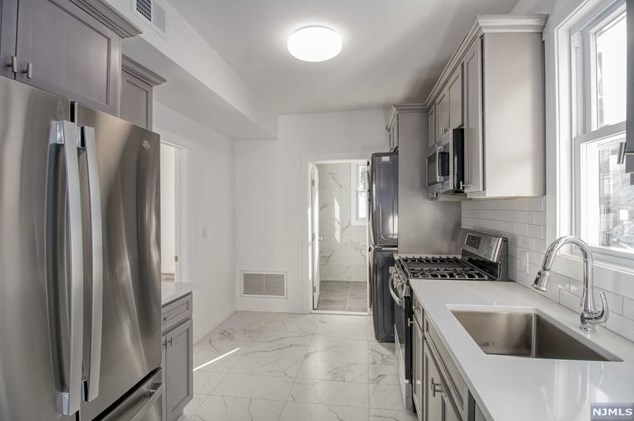 32 Valley Pl #2, Edgewater, NJ 07020