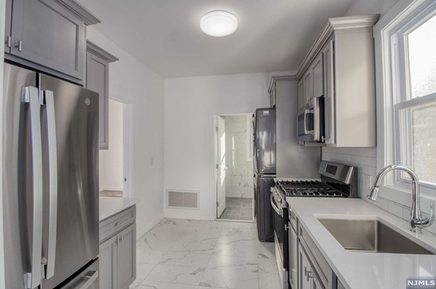 32 Valley Pl #3, Edgewater, NJ 07020