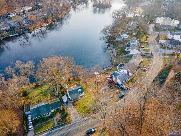 240 Skyline Lake Dr, Skyline Lakes NJ  07456-1959 exterior