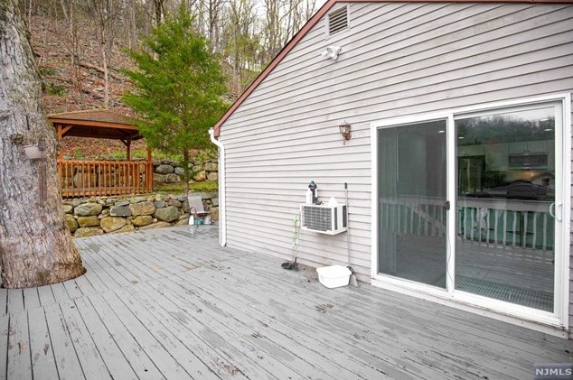 240 Skyline Lake Dr, Skyline Lakes NJ  07456-1959 exterior