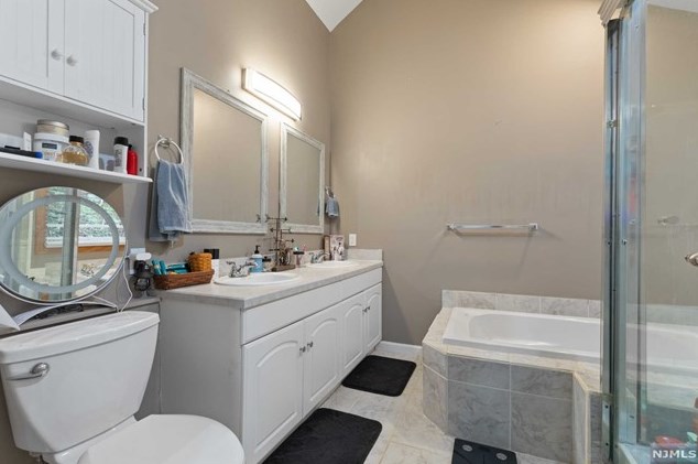 240 Skyline Lake Dr, Skyline Lakes NJ  07456-1959 exterior