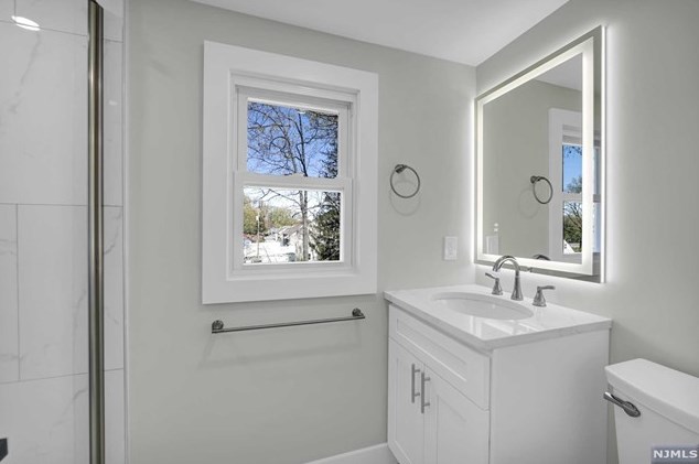 284 Lincoln Blvd, Emerson NJ 07630-1034 exterior