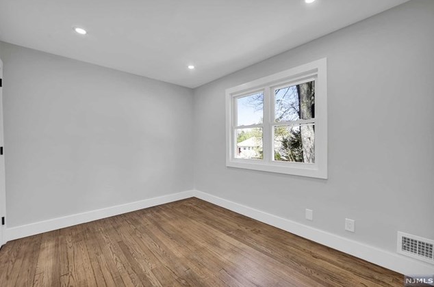 284 Lincoln Blvd, Emerson NJ 07630-1034 exterior