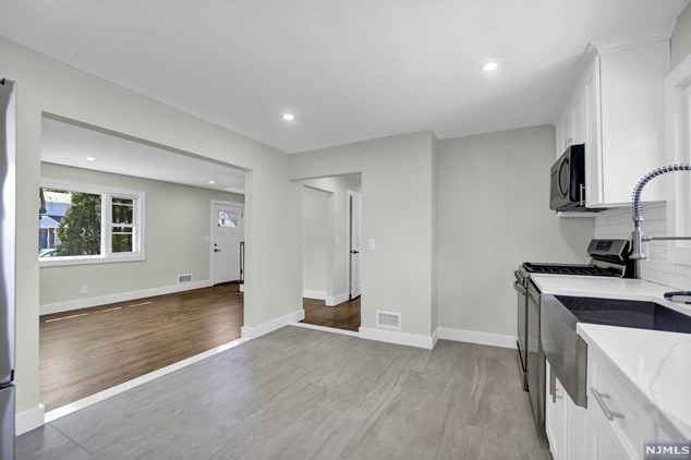 284 Lincoln Blvd, Emerson NJ 07630-1034 exterior