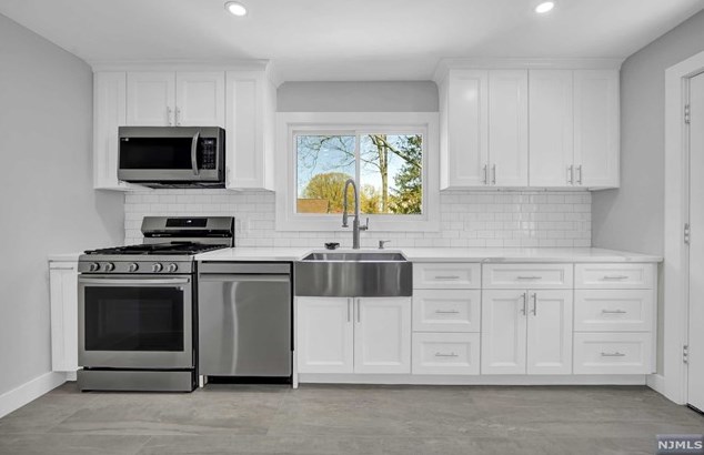 284 Lincoln Blvd, Emerson NJ 07630-1034 exterior