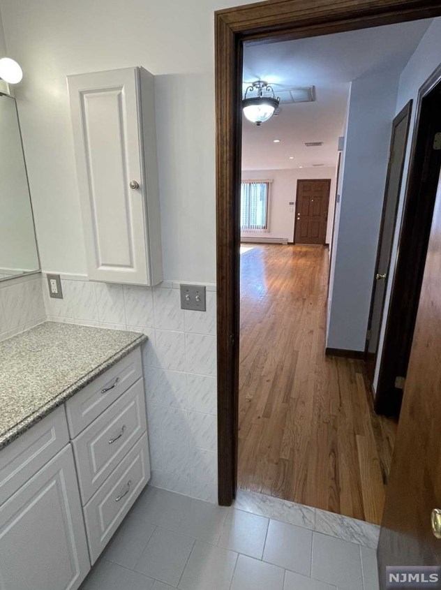 535 Hillside Ave, Palisades Park NJ  07650-1315 exterior