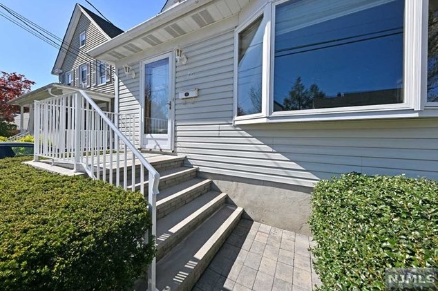 70 Washington Ave, Maywood, NJ 07607-2039
