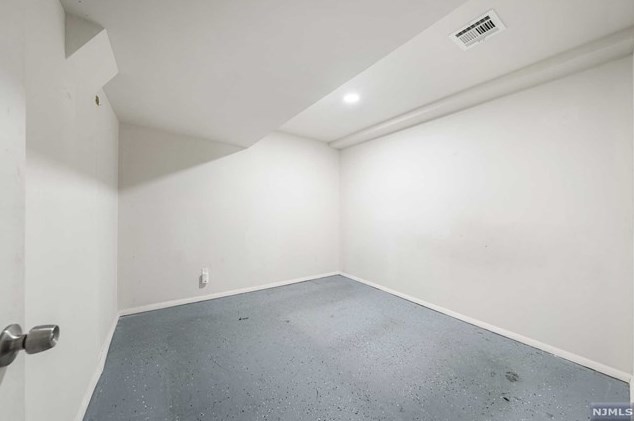 85 Franklin Ave, Town Center NJ 07052-6047 exterior