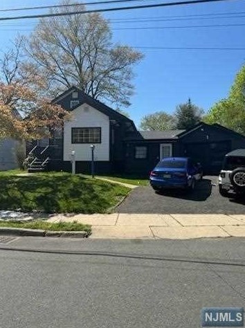 6 Luke Ave, Bergenfield NJ 07621-2810 exterior