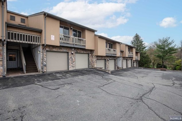 18 Larkin Cir, Town Center, NJ 07052-1123