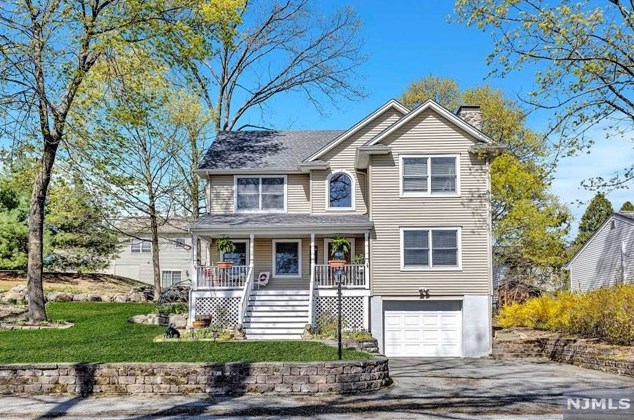 43 Lakeview Dr, West Milford, NJ 07480