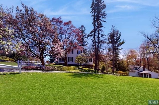 1120 High Mountain Rd, Franklin Lakes, NJ 07417