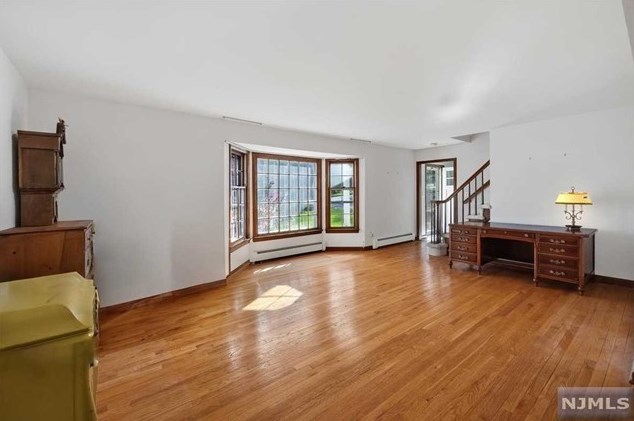 131 Deerfield Ter, Mahwah, NJ 07430-2851