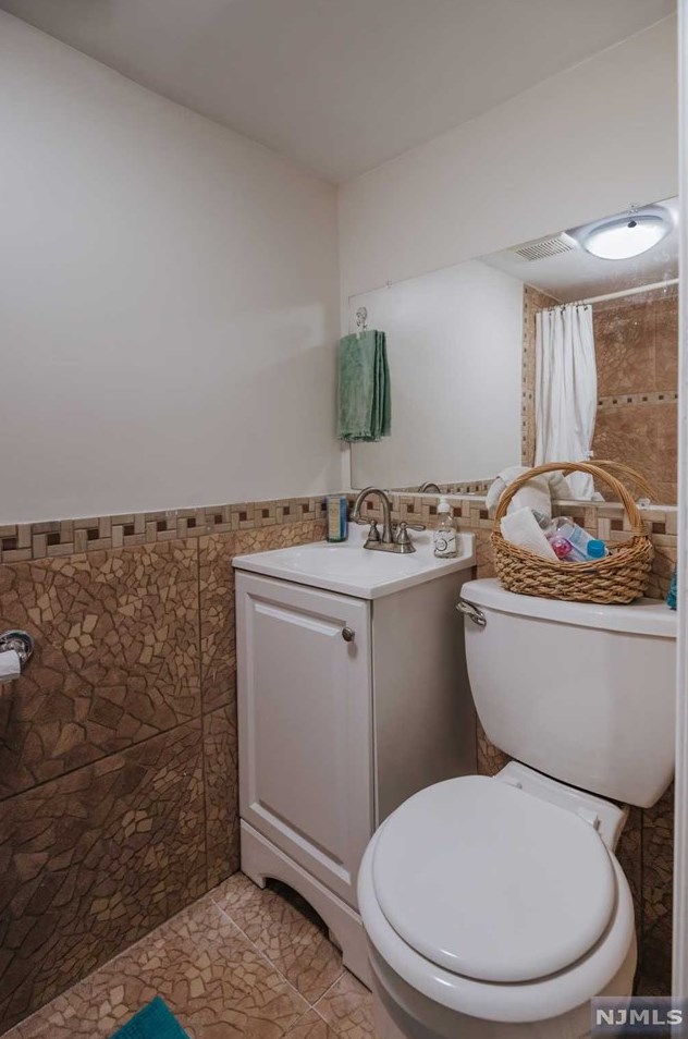 1 Garfield Pl, South Hackensack NJ  07606-1955 exterior