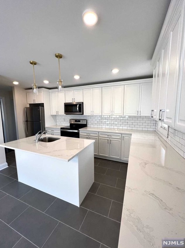 52 Liberty St, Lodi, NJ 07644-2316