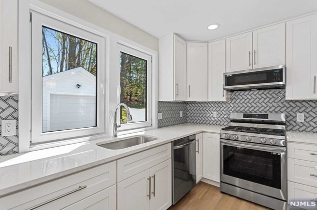 11 Bredder Ct, Elmwood Park NJ  07407-2511 exterior