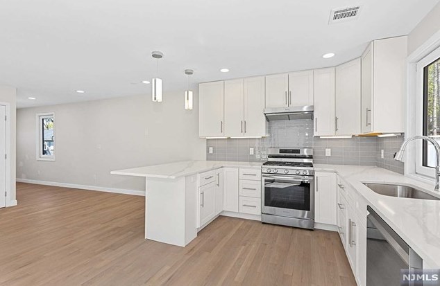 15 Bredder Ct, Elmwood Park NJ  07407-2511 exterior