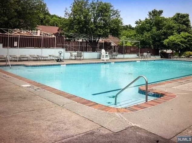 5 Avon Ct, Chatham Township NJ 07928-1766 exterior