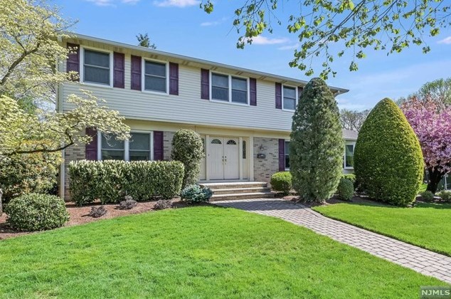 812 Hennigar Pl, Oradell, NJ 07649-1921