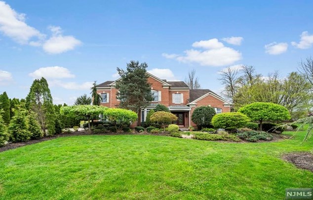 73 Poplar Dr, Paramus, NJ 07652-1357