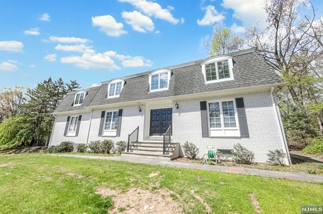 717 Sneider Ln, Franklin Lakes, NJ 07417