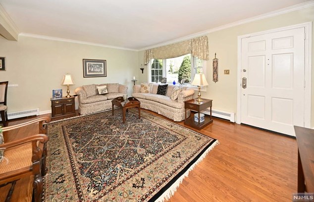 10 Fairhaven Dr, Midland Pk, NJ 07432-1004