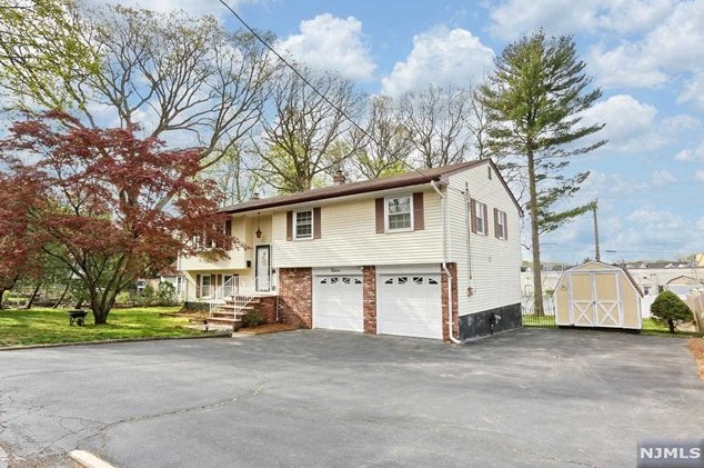 12 Colonial Dr, Midland Pk, NJ 07432-1908