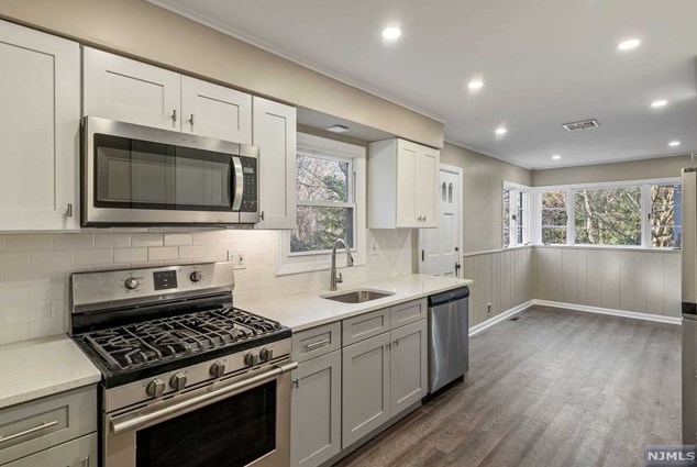 105 Hollywood Ave, Ho Ho Kus, NJ 07423-1410