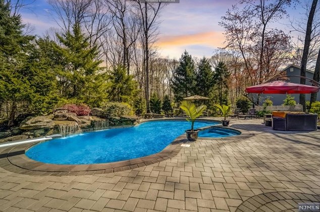23 Deerfield Ter, Mahwah, NJ 07430-2820