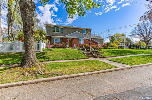 280 North Dr, River Edge, NJ 07661