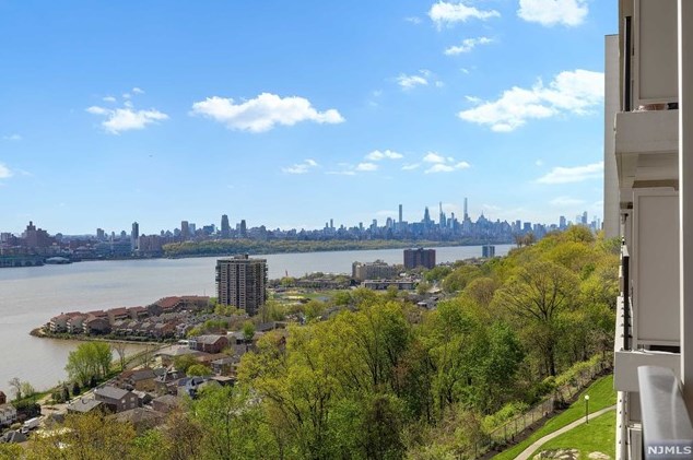 3 Horizon Rd #821, West Fort Lee, NJ 07024