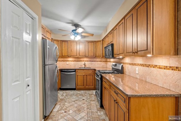 599 Sanderling Ct, Secaucus NJ  07094-2221 exterior