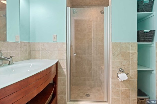 599 Sanderling Ct, Secaucus NJ  07094-2221 exterior