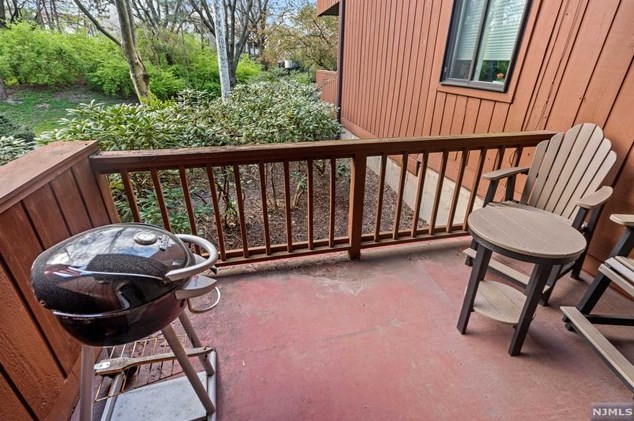 599 Sanderling Ct, Secaucus NJ  07094-2221 exterior