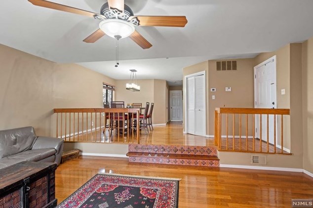 599 Sanderling Ct, Secaucus, NJ 07094-2220