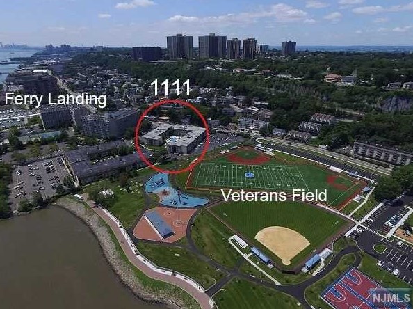 1111 River Rd, Edgewater NJ 07020-1335 exterior