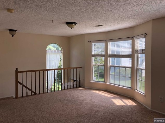 487 Quince Ct, Mahwah, NJ 07430