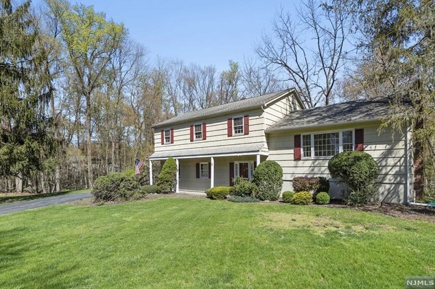3 Sheri Dr, Allendale, NJ 07401-1129