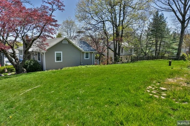 3 Cliffside Dr, West Milford Lakes NJ 07480-4208 exterior