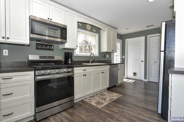 3 Cliffside Dr, West Milford Lakes NJ 07480-4208 exterior