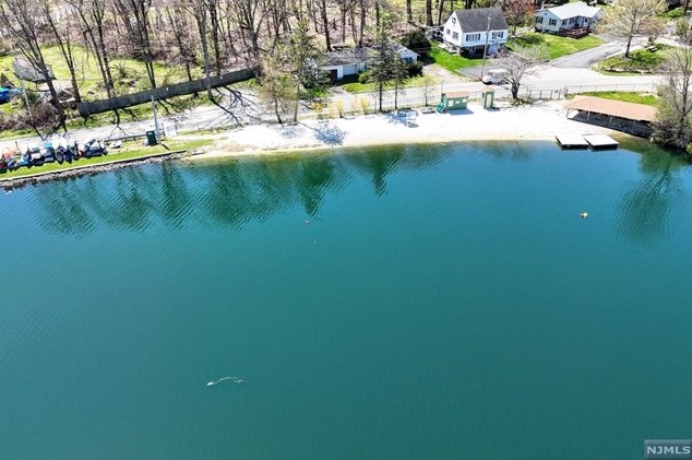 3 Cliffside Dr, West Milford Lakes NJ 07480-4208 exterior