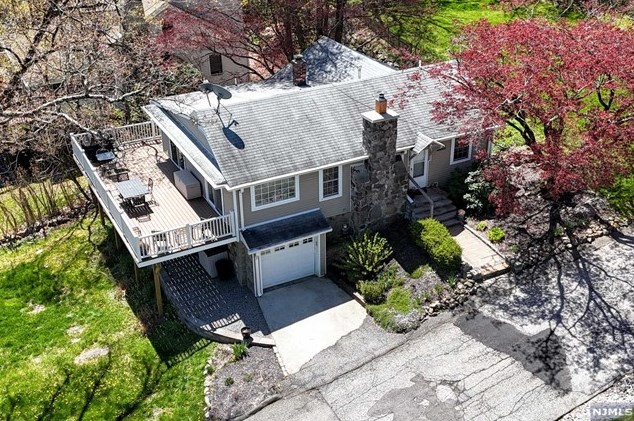 3 Cliffside Dr, West Milford Lakes NJ 07480-4208 exterior