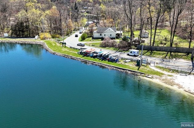 3 Cliffside Dr, West Milford Lakes NJ 07480-4208 exterior