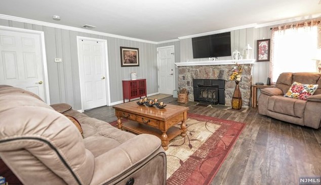 3 Cliffside Dr, West Milford Lakes NJ 07480-4208 exterior