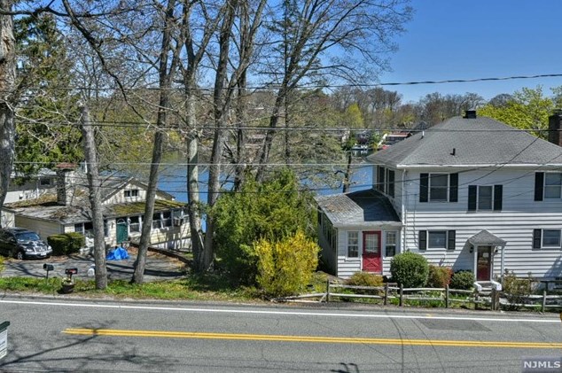 3 Cliffside Dr, West Milford Lakes NJ 07480-4208 exterior