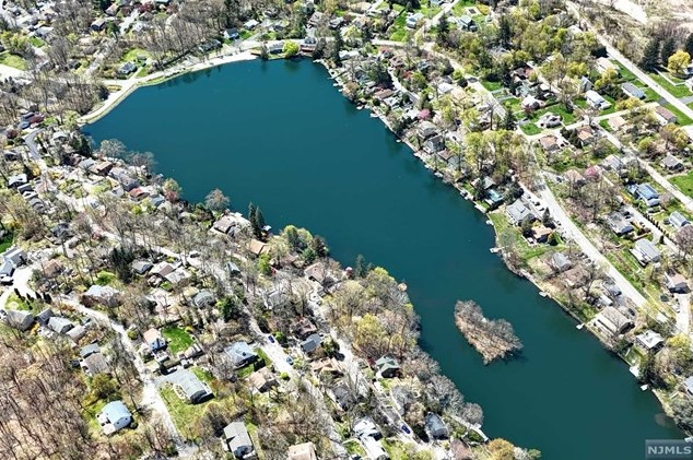 3 Cliffside Dr, West Milford Lakes NJ 07480-4208 exterior