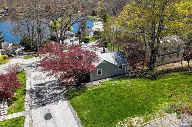 3 Cliffside Dr, West Milford Lakes NJ 07480-4208 exterior