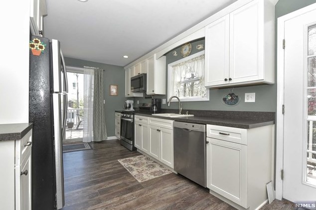 3 Cliffside Dr, West Milford Lakes NJ 07480-4208 exterior