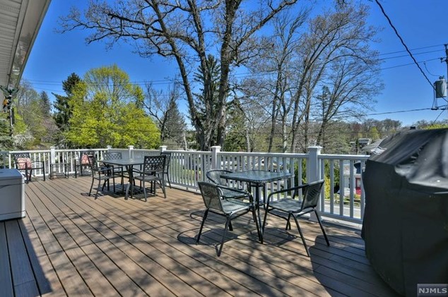 3 Cliffside Dr, West Milford Lakes NJ 07480-4208 exterior