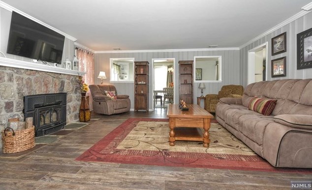 3 Cliffside Dr, West Milford Lakes NJ 07480-4208 exterior